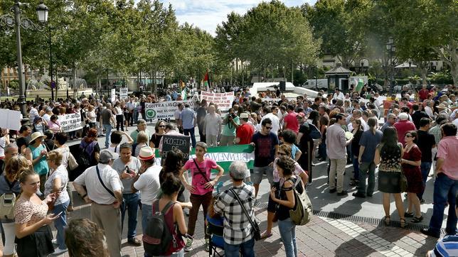 Cientos de personas se concentran en Sevilla en favor de los refugiados