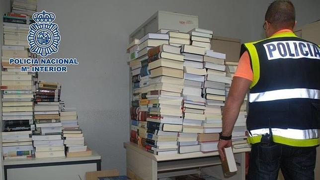 La Policía atrapa a un hombre que robó 738 libros de un colegio de Córdoba