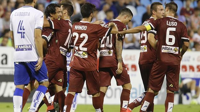 Los jugadores del Córdoba celebran el 0-1 ante el Zaragoza esta noche en La Romareda