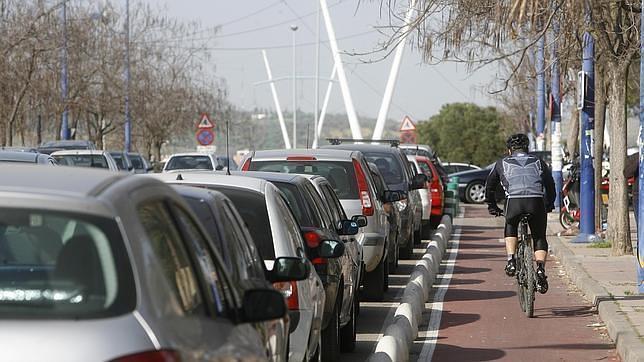 El Ayuntamiento apuesta por la bici y el tren para comunicar la Cartuja mejor