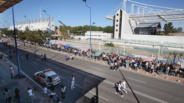 Medio kilómetro de cola para el concierto de Pablo Alborán en Sevilla