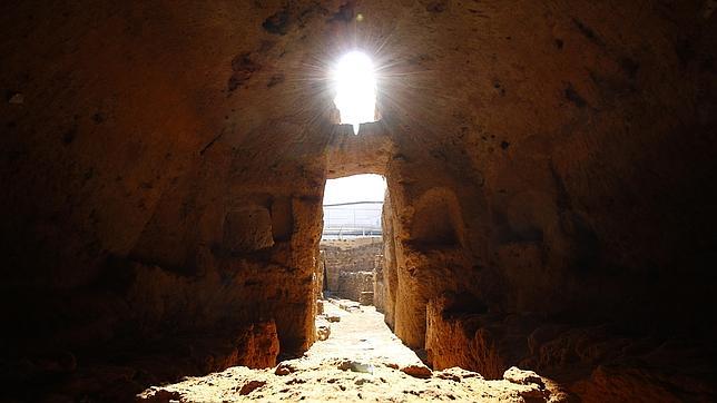Un rayo de sol sobre la «tumba del elefante» reabre el misterio en la Necrópolis de Carmona