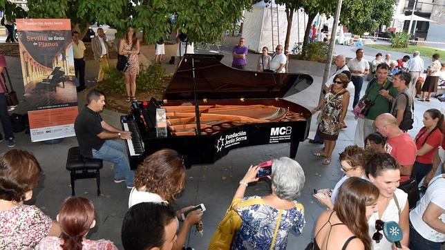 Siete pianos de cola llevan música espontánea a las calles de Sevilla