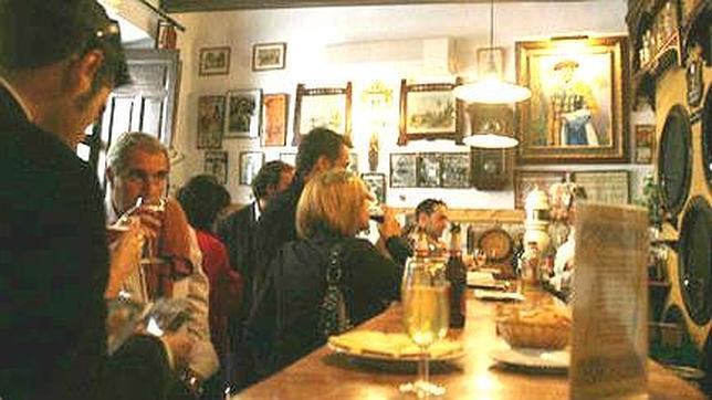 Barra y despacho de vinos de Taberna Salinas