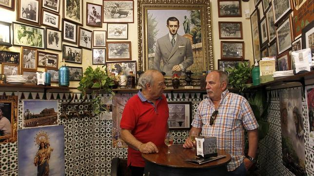 Dos clientes en la Taberna El Pisto, en el rincón dedicado a "Manolete"