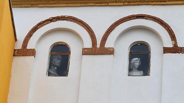 Sevilla desconocida: ¿De quién son estas ventanas con unos bustos asomados?