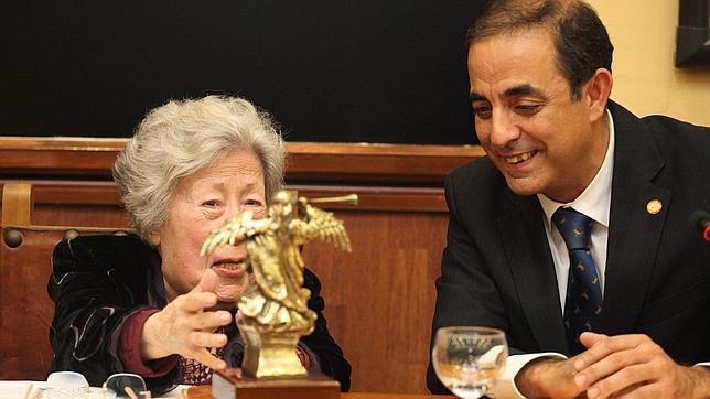 Julia Uceda celebra en Sevilla sus 90 años de vida y de vigencia poética