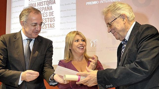 Santos Juliá recibe el Premio Internacional de Ensayo Caballero Bonald