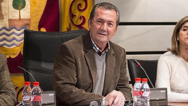 Rodríguez Nevado, durante uno de sus últimos plenos como alcalde de Punta Umbría
