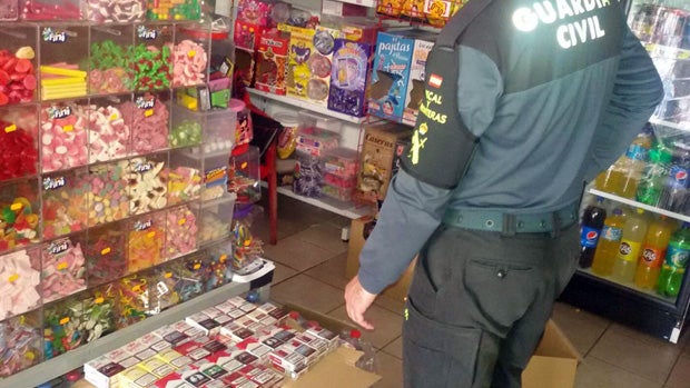 Cajetillas de tabaco entre las chucherías / ABC