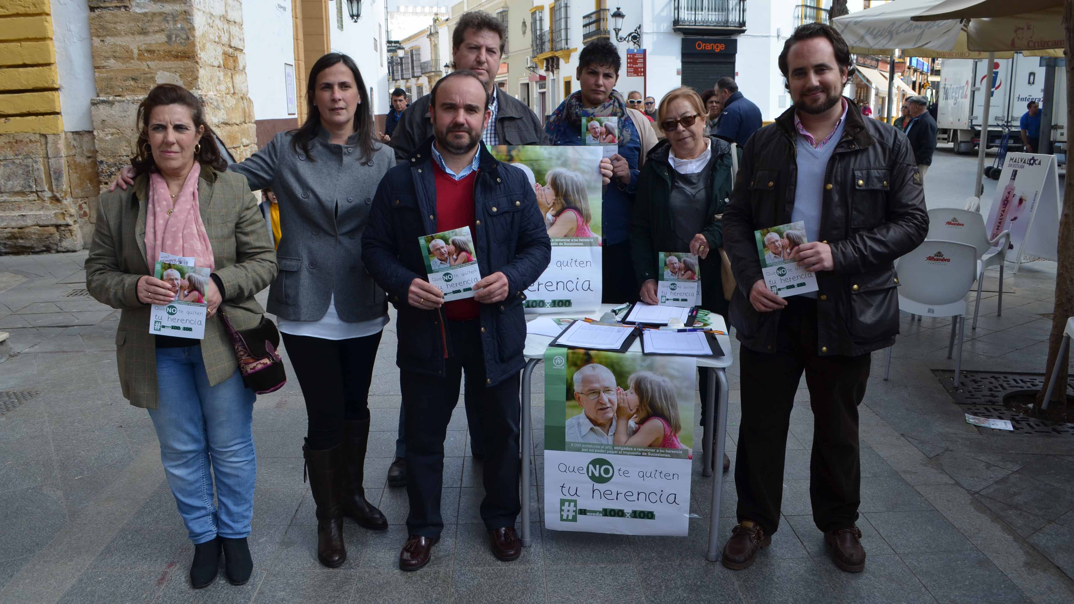 Los representantes del PP en la recogida de firmas en Utrera/ S.C.