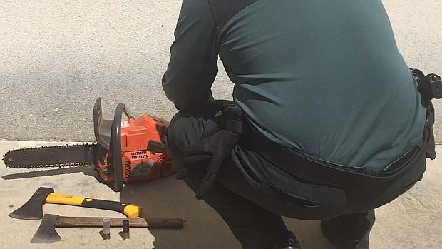 La sierra mecánica y las hachas que usó el detenido