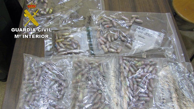 Bellotas de hachís que transportaba el detenido