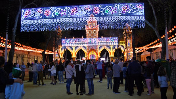 La portada de la feria, al fondo, completamente iluminada / L.M.