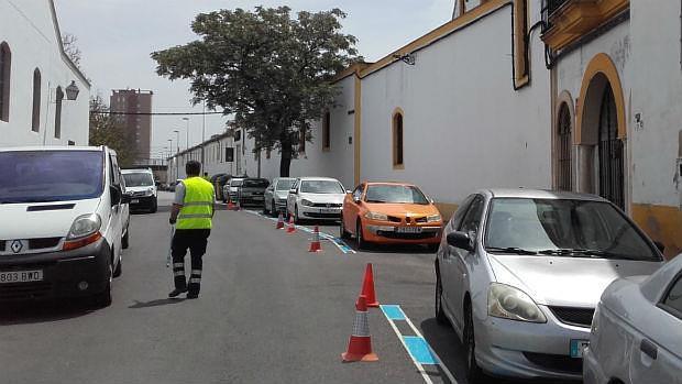 Un operario pinta la nueva zona azul de Jerez esta semana