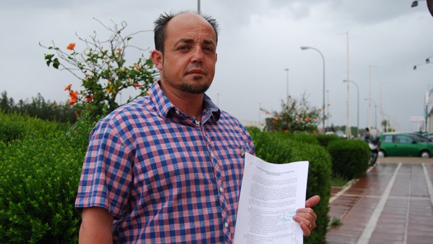 Salvador Calderón con el escrito que envió al Virgen del Rocío