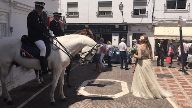 Cortejo nupcial con la Policía Local montada de Marbella