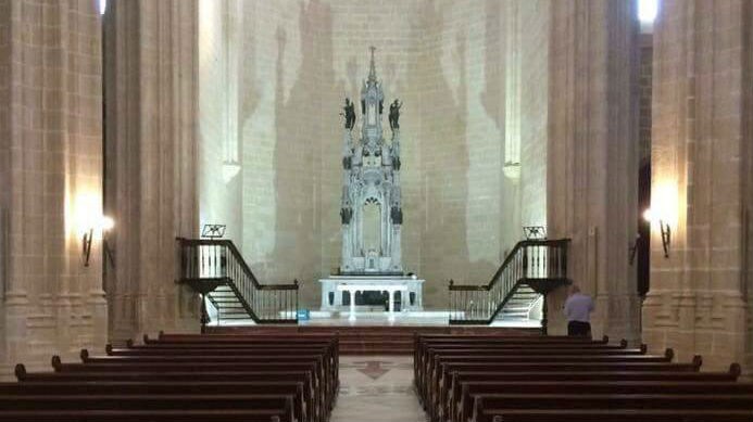 En la imagen, interior de la iglesia de Santiago una vez restaurada