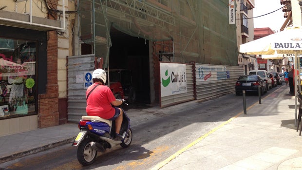 Calle cortada al tráfico por obras en un edificio