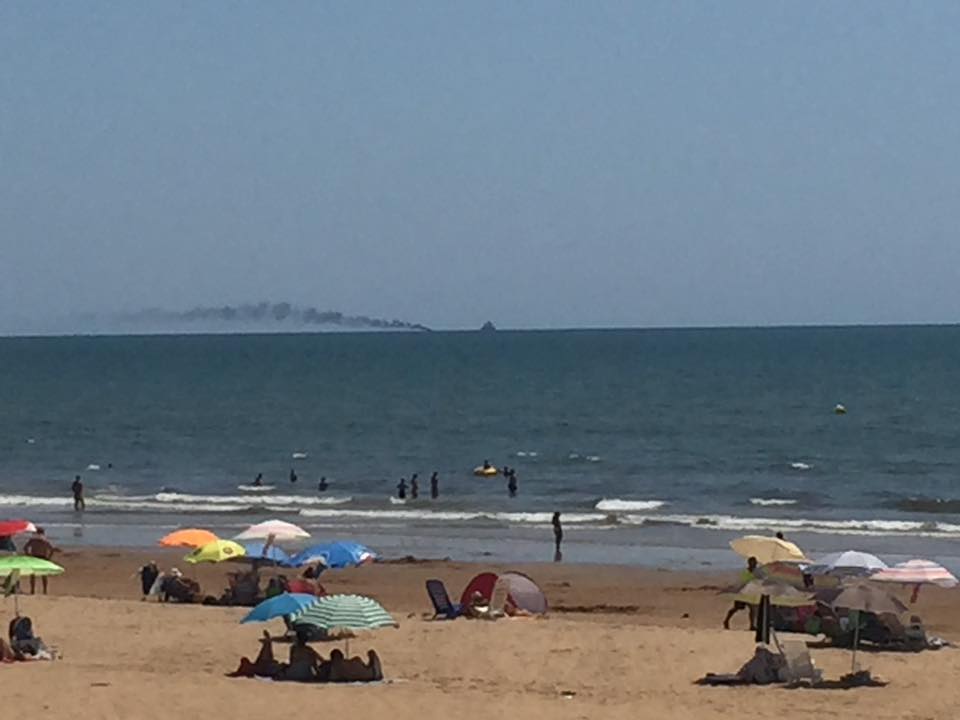 Una embarcación de recreo sale ardiendo en alta mar frente a Punta Umbría