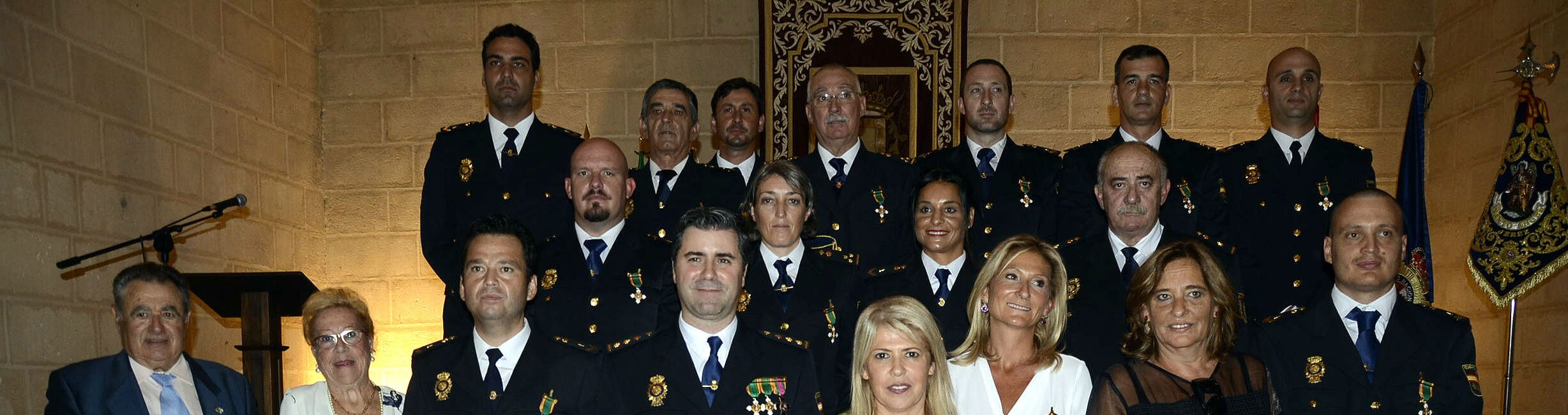 Foto de familia del Día de la Policía Nacional, con Serra Urribe y Mamen Sánchez