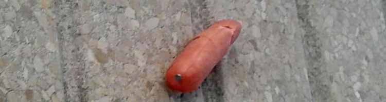 Imagen de las peligrosas salchichas con clavos