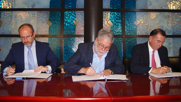 Grupo Ybarra y  el Ayuntamiento de Dos Hermanas firman la permuta para la nueva fábrica