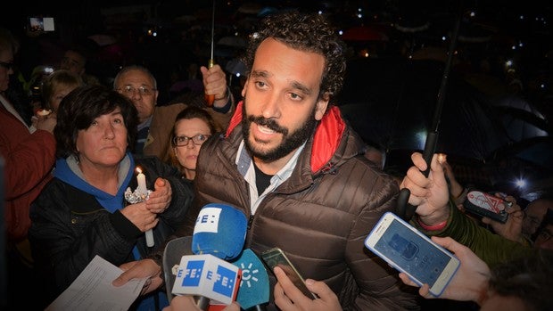 El médico Jesús Candel, conocido como Spiriman, antes de entrar a la reunión con la Junta.