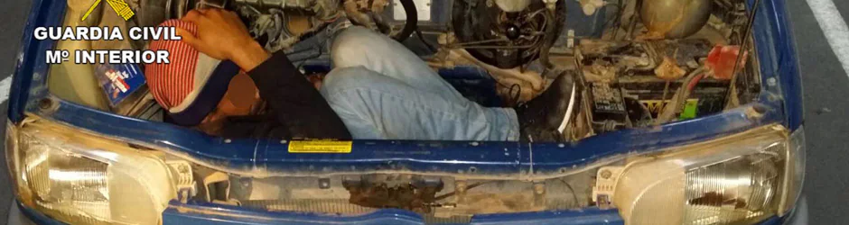 Inmigrante oculto en el compartimento del motor