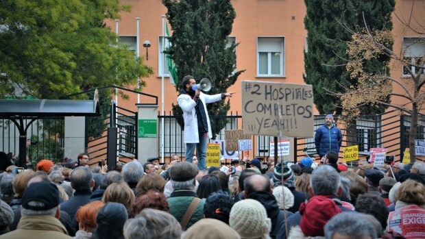 El médico Jesús Candel, en una concentración frente a la Delegación de Salud en Granada / L.R.