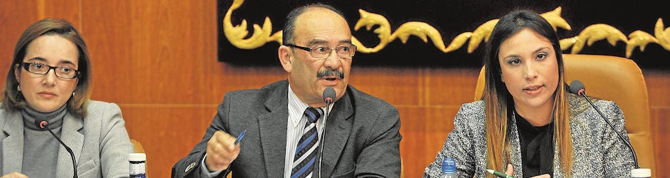 La mesa de edad del pleno del 25 de enero con la secretaria a la derecha del presidente de la mesa