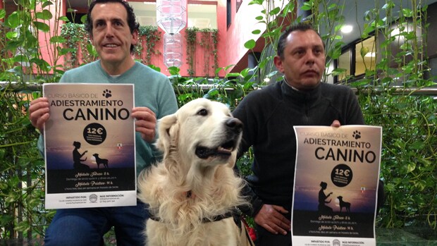 Juan Antonio Vilches y Antonio Humanes, con su perro Pluto / L.M.