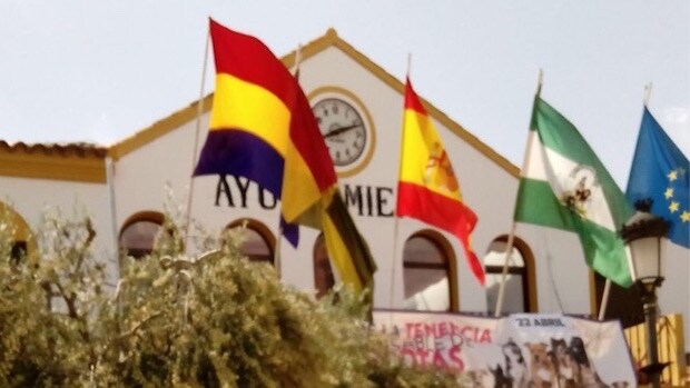 La bandera republicana ondeando en la fachada del Ayuntamiento de Bormujos