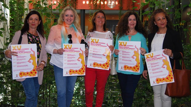 Profesoras de flamenco con la delegada de Cultura