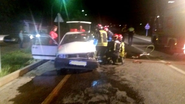 Los bomberos tuvieron que excarcelar a uno de los conductores siniestrados