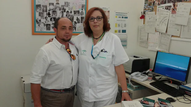 Salvador, hipertenso pulmonar, con la enfermera de la consulta