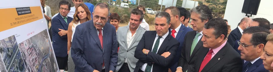El ministro de Fomento, Íñigo de la Serna, junto al resto de autoridades, atienden a la explicación del proyecto / J.J.M.