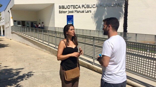 La portavoz de IU-AA, María Fernández denuncia las carencias de la biblioteca municipal de Alcalá de Guadaíra