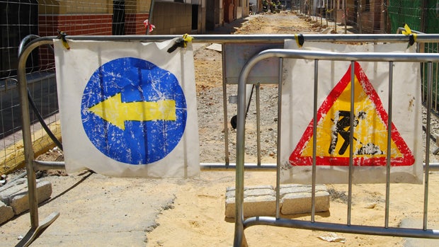 Señales de obras en una calle de Dos Hermanas