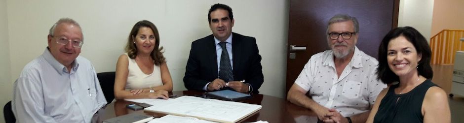 Representantes de Ayuntamiento y Bancosol en la firma del acuerdo