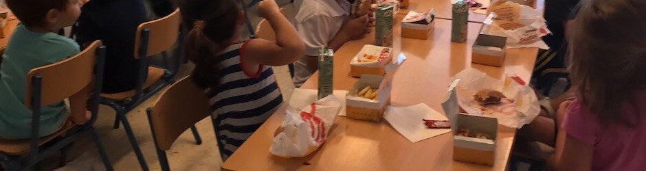 Los niños del comedor del colegio Virgen del Carmen con la comida del Burger King