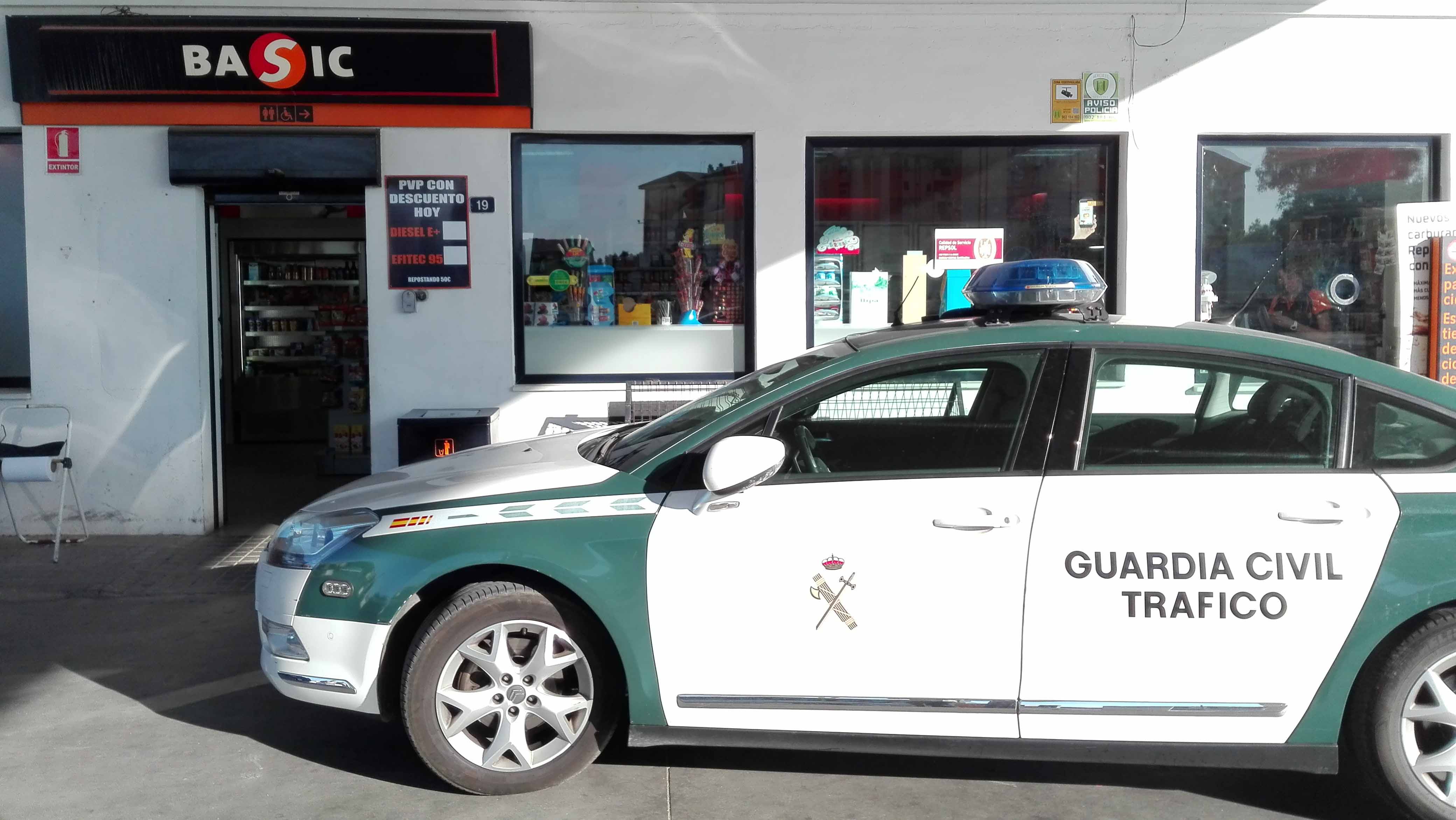 Atraca una gasolinera a punta de pistola en Utrera, roba un coche y se estrella cuando huía de la Guardia Civil