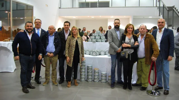 Productores de las Tortas de Alcalá con el nuevo envase