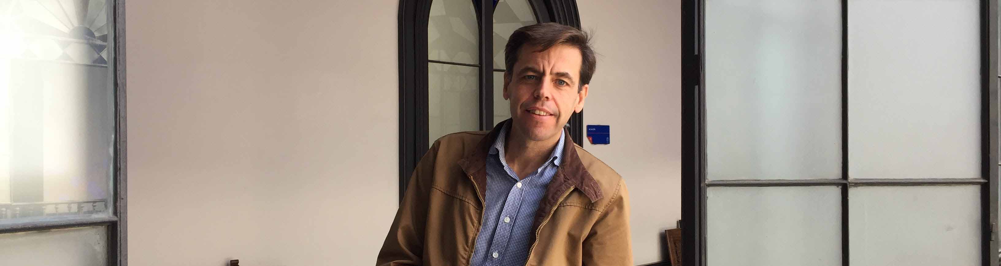 Cristóbal Ortega en una de las galerías del Ayuntamiento de Utrera