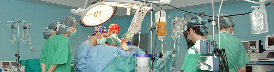 Intervención quirúrgica en uno de los quirófanos de Torrecárdenas