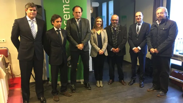 El viceconsejero de Medio Ambiente, la alcaldesa de Alcalá y miembros del sector cementero participaron en el encuentro en Alcalá