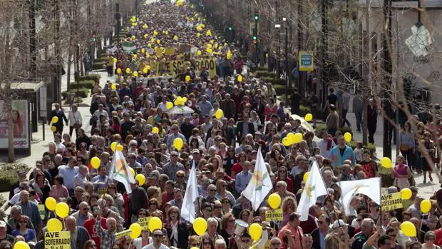 Manifestación de la Marea Amarilla contra la desconexión ferroviaria de Granada