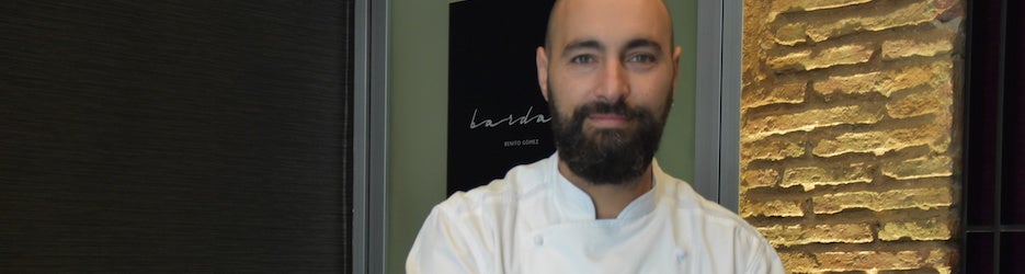 Benito Gómez en Bardal con la Guía Michelin