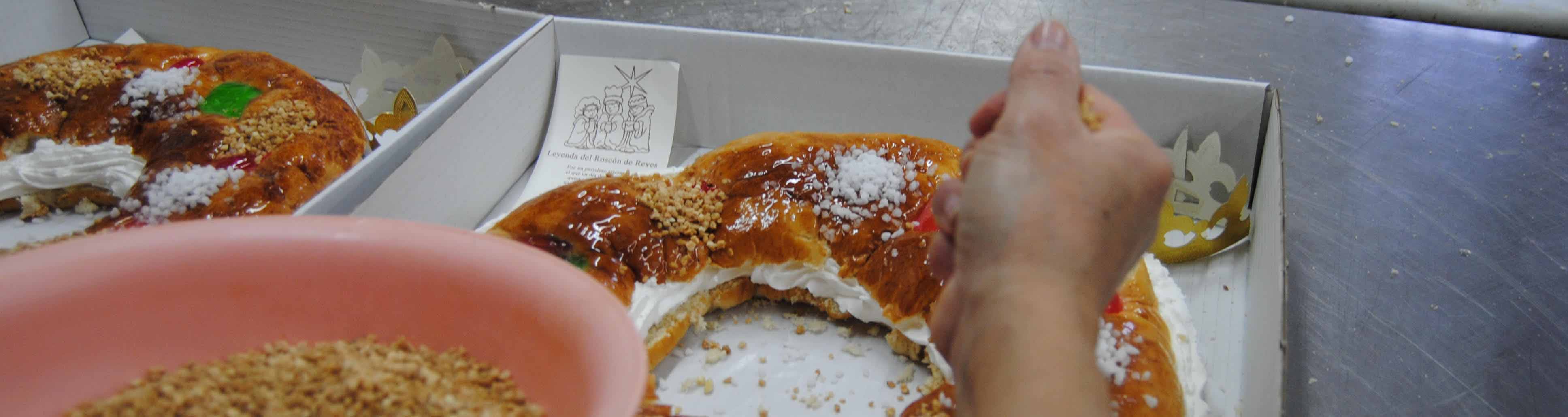 Cada Navidad se elaboran en Utrera miles de roscones de reyes