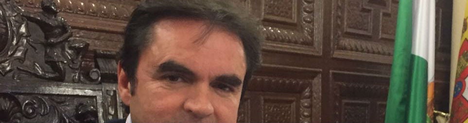 Miguel Moreno, alcalde de Porcuna, en su despacho municipal